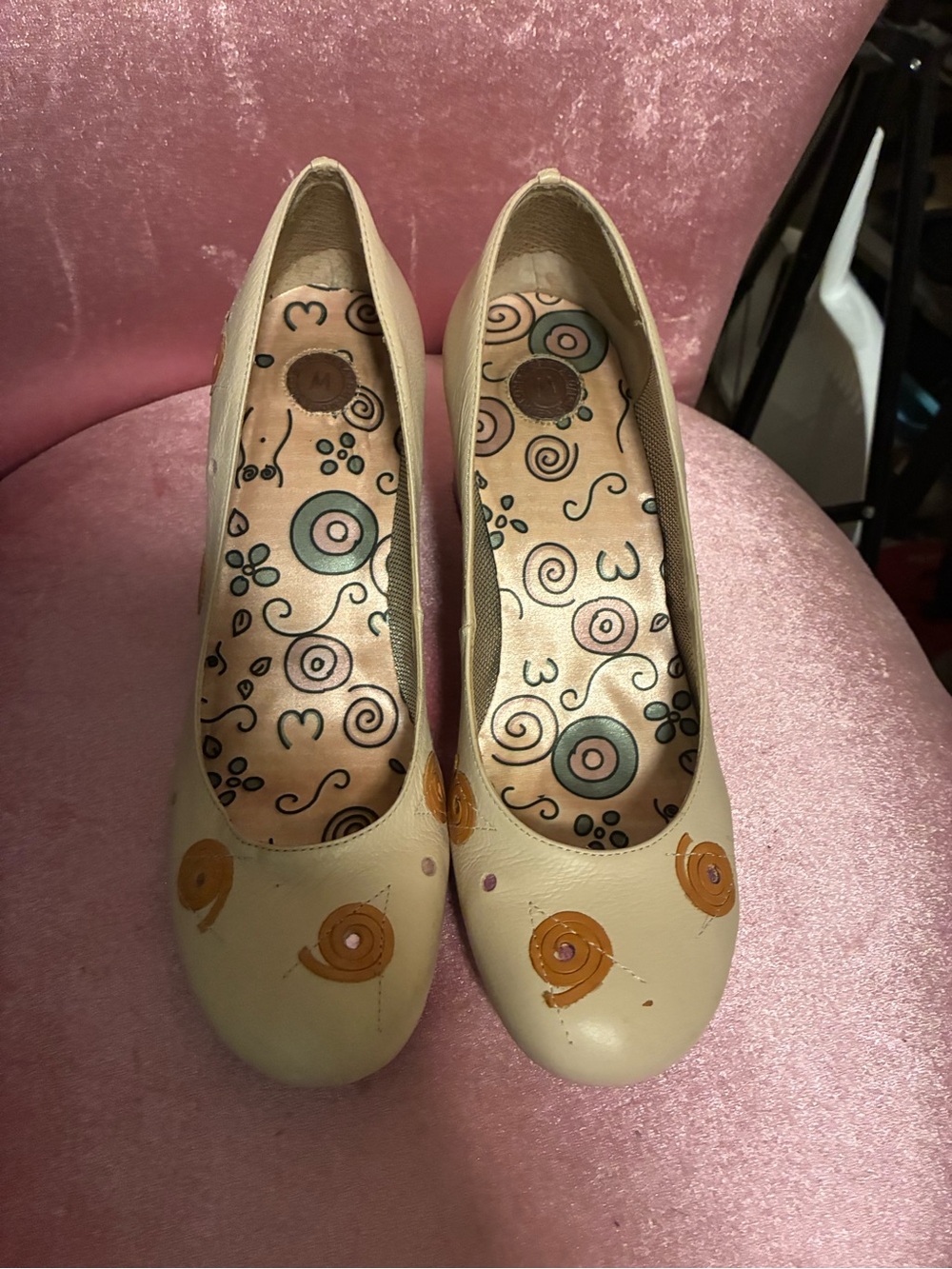 Women’s Cream Floral Accent Round-Toe Flats by